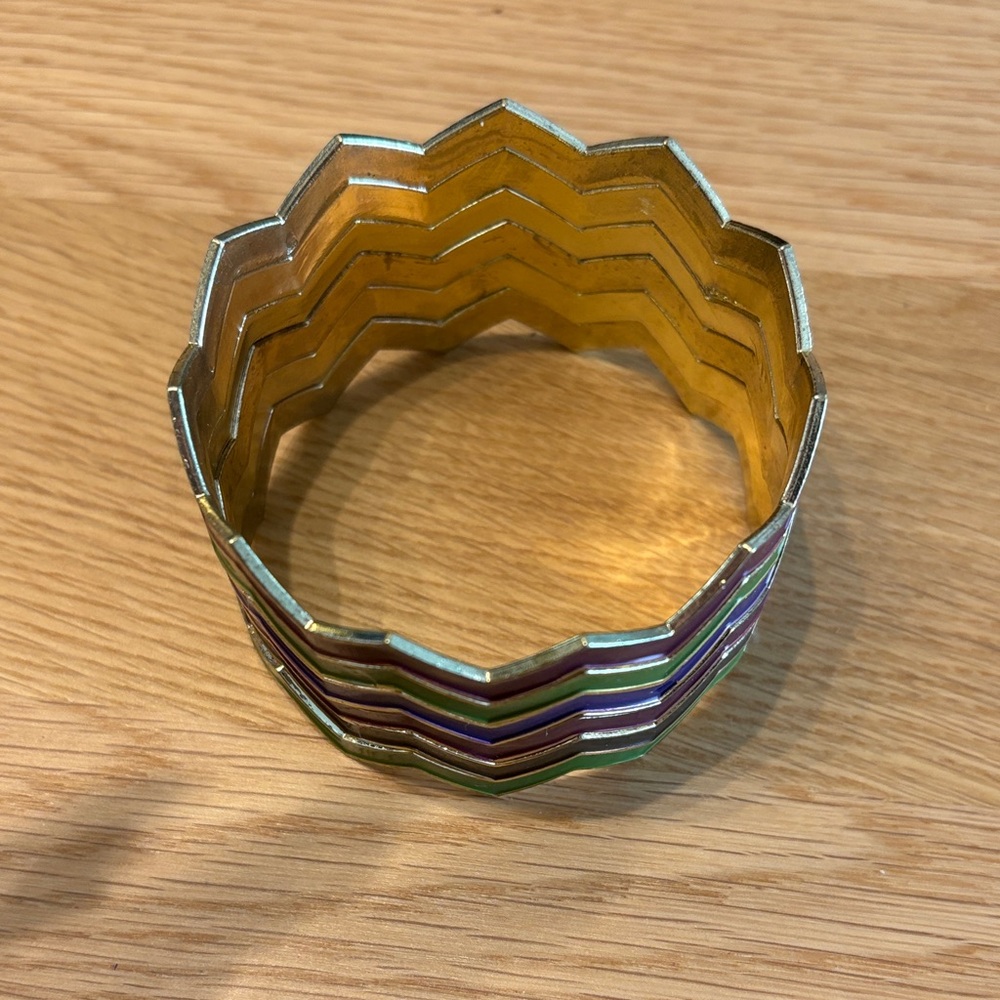 Chevron Patterned Bangle Bracelet - Picture 3 of 11